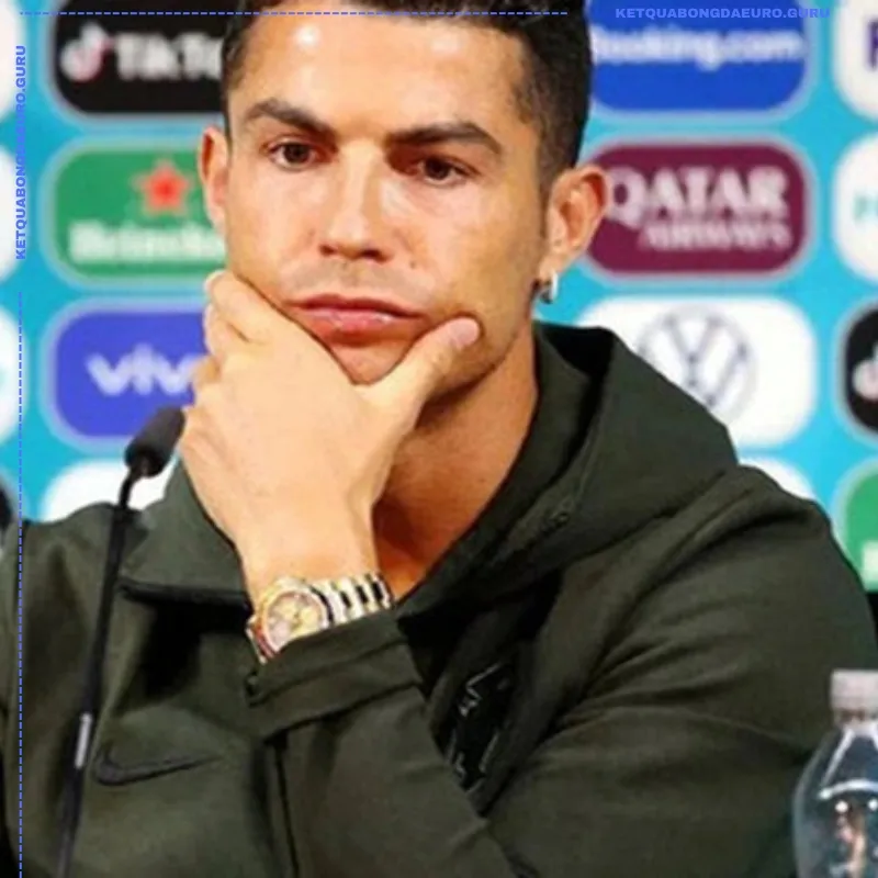 Ronaldo gạt chai nước khi phỏng vấn